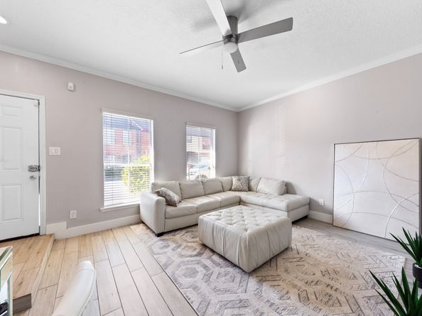 7700 Creekbend Drive 30, Houston TX 77071