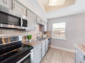 7700 Creekbend Drive 30, Houston TX 77071