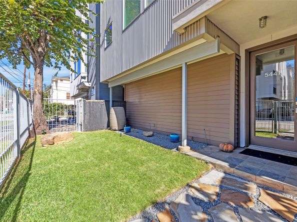 5443 Rose Street, Houston TX 77007