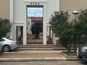 2744 Briarhurst Drive 35, Houston TX 77057