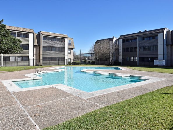 3035 Walnut Bend Lane 15, Houston TX 77042