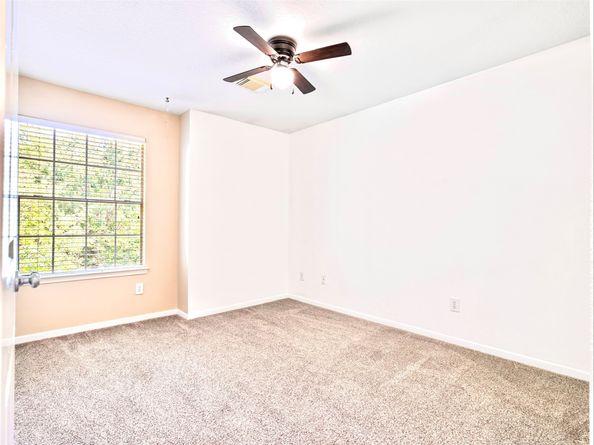 86 E Lakeridge Drive, The Woodlands TX 77381