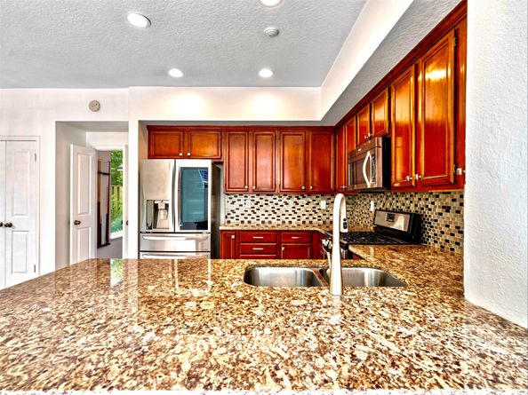 86 E Lakeridge Drive, The Woodlands TX 77381