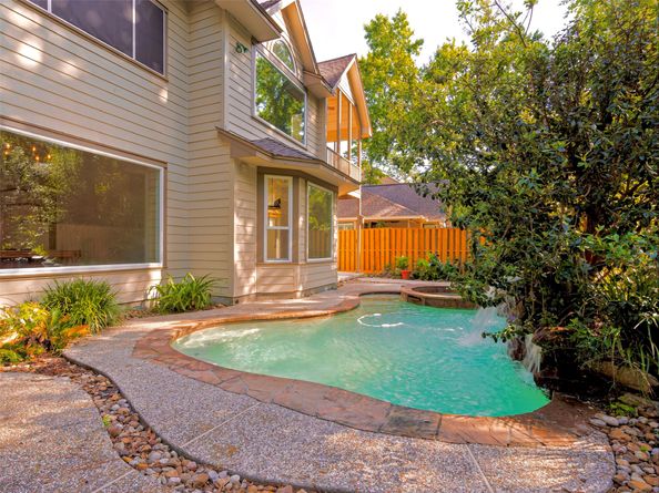 86 E Lakeridge Drive, The Woodlands TX 77381