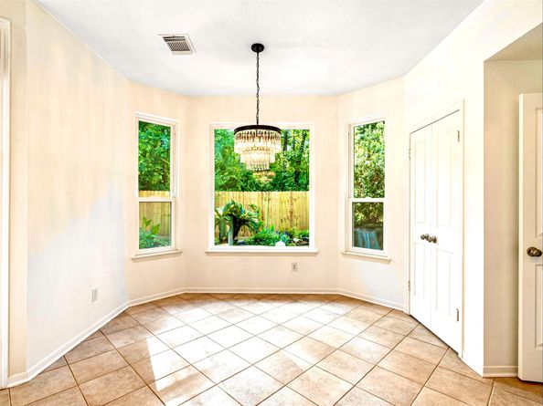 86 E Lakeridge Drive, The Woodlands TX 77381