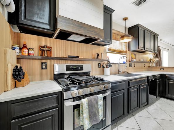 2806 Village Dale, Houston TX 77059