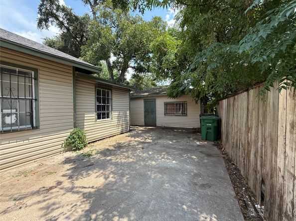 1709 Hussion Street, Houston TX 77003