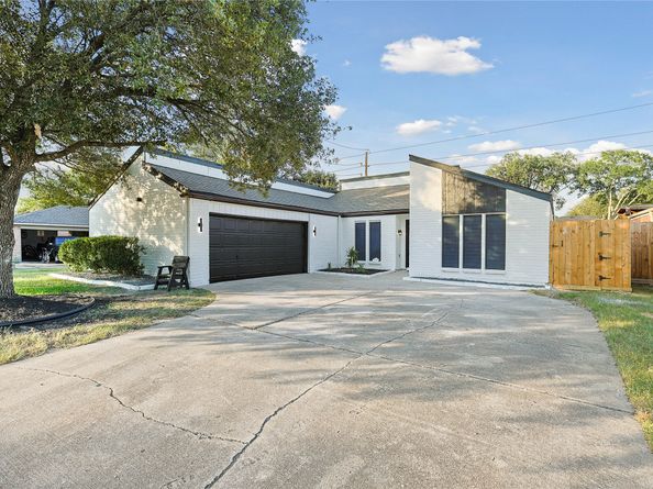 4832 Whispering Falls Drive, Houston TX 77084