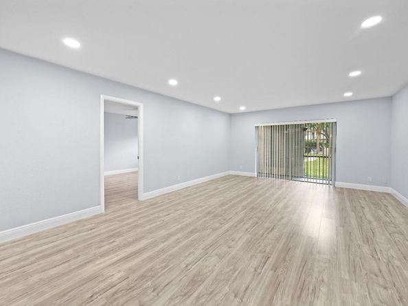 6061 N Falls Cir Dr 109, Lauderhill FL 33319