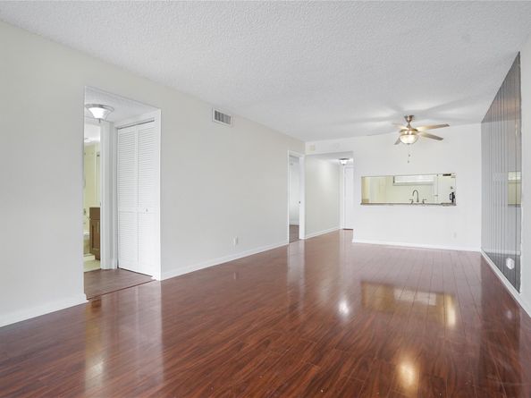 109 Lake Emerald Dr 110, Oakland Park FL 33309