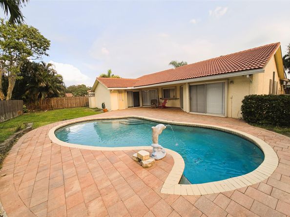 9091 NW 11th Ct, Plantation FL 33322