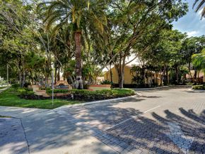 913 Coral Club Dr 913, Coral Springs FL 33071