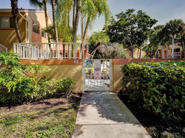 913 Coral Club Dr 913, Coral Springs FL 33071