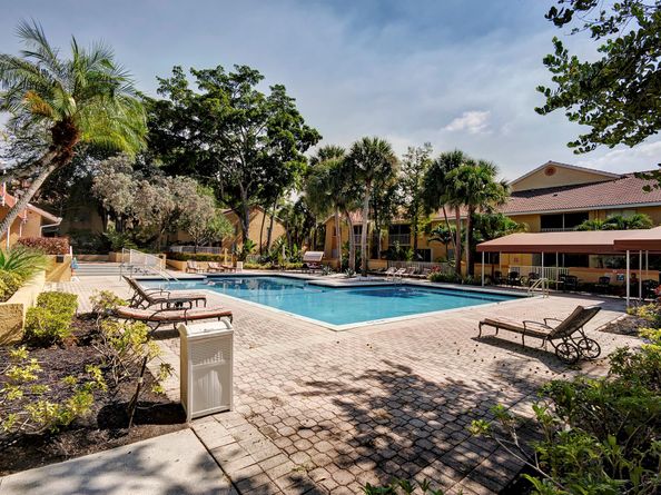 913 Coral Club Dr 913, Coral Springs FL 33071