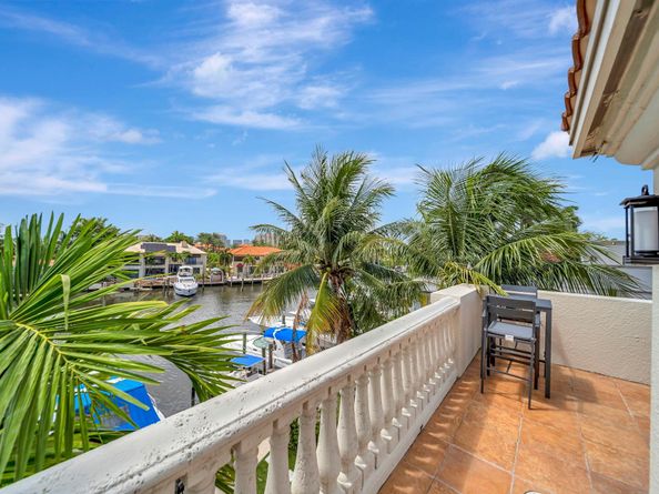 1368 Bayview Dr, Fort Lauderdale FL 33306