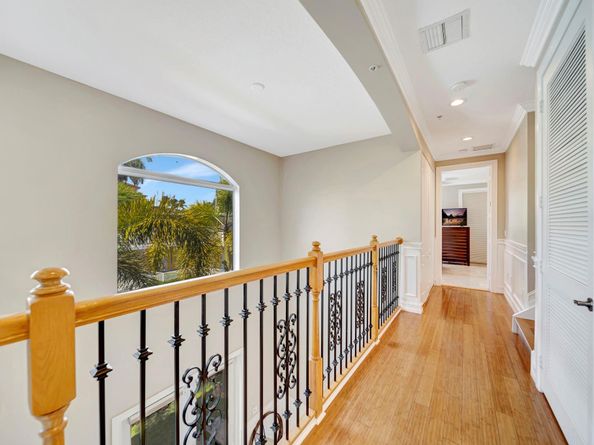 1368 Bayview Dr, Fort Lauderdale FL 33306