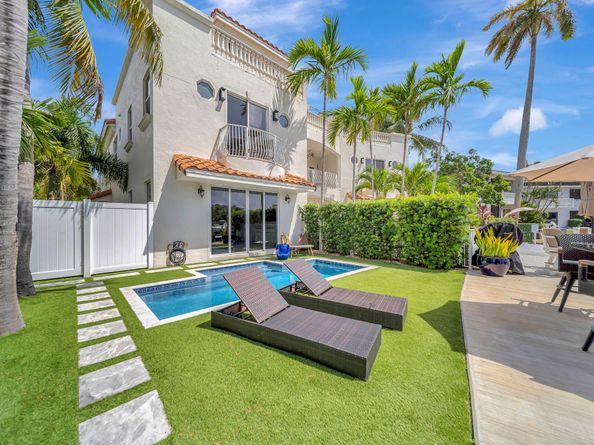 1368 Bayview Dr, Fort Lauderdale FL 33306