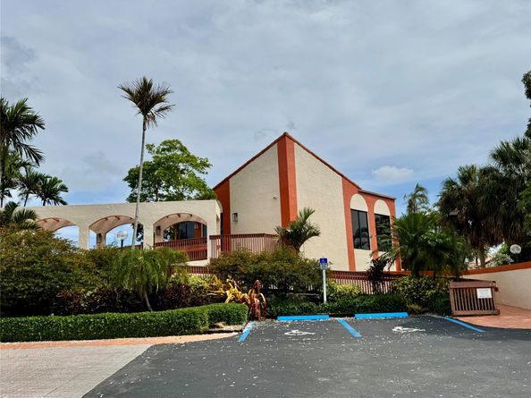 84 Centennial Ct, Deerfield Beach FL 33442