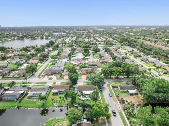 400 NW 98th Avenue, Pembroke Pines FL 33024