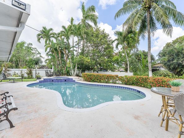 400 NW 98th Avenue, Pembroke Pines FL 33024