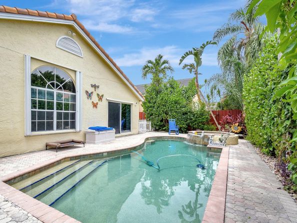 2811 Montevideo Ave, Hollywood FL 33026