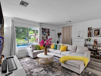 315 S 57th Ave
