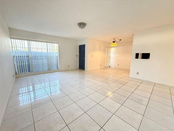 812 SW 73 Av 8, North Lauderdale FL 33068