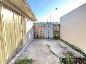 812 SW 73 Av 8, North Lauderdale FL 33068