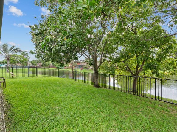 9941 SW 16th St, Pembroke Pines FL 33025