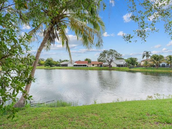 9941 SW 16th St, Pembroke Pines FL 33025