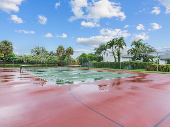9941 SW 16th St, Pembroke Pines FL 33025