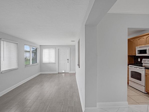 1281 NW 44th St, Deerfield Beach FL 33064