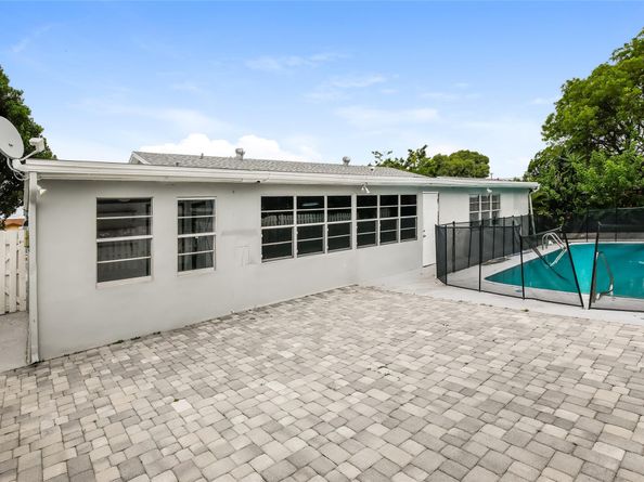 527 S 13th Ct, Lantana FL 33462