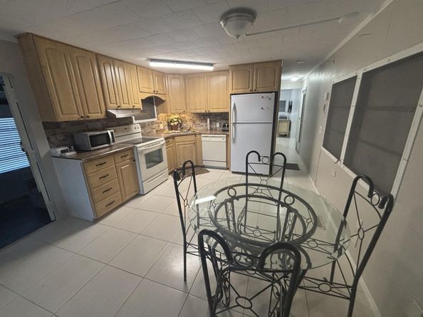 562 NE 47th St, Lot 393, Deerfield Beach FL 33064