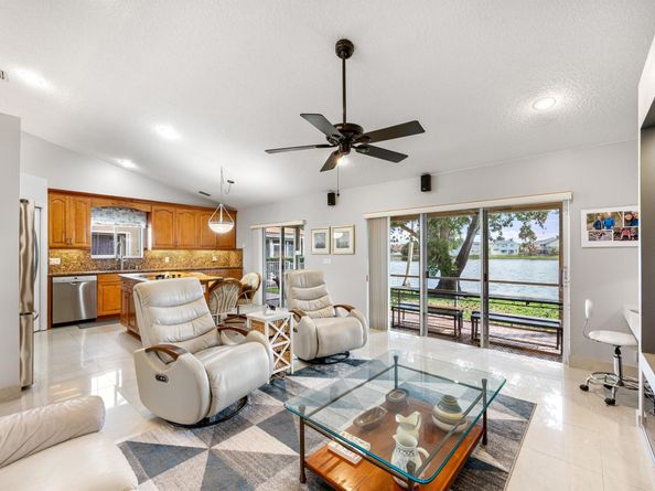 1011 NW 193rd Ave, Pembroke Pines FL 33029