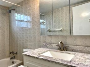 2555 NE 11th St 402, Fort Lauderdale FL 33304