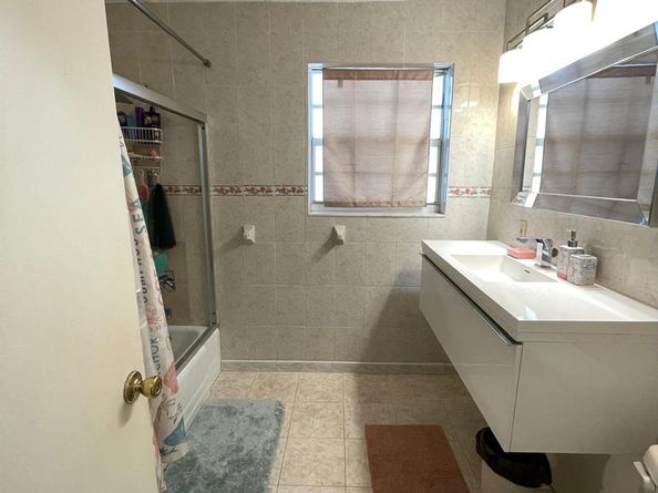 5402 SW 1st St, Plantation FL 33317