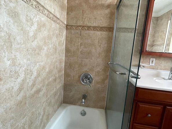 5402 SW 1st St, Plantation FL 33317