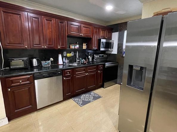 5402 SW 1st St, Plantation FL 33317