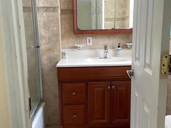 5402 SW 1st St, Plantation FL 33317