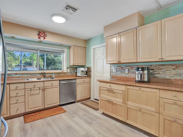 2585 SE 3rd St, Pompano Beach FL 33062