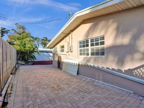 2585 SE 3rd St, Pompano Beach FL 33062