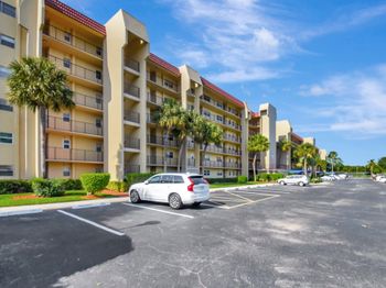 3661 Via Poinciana