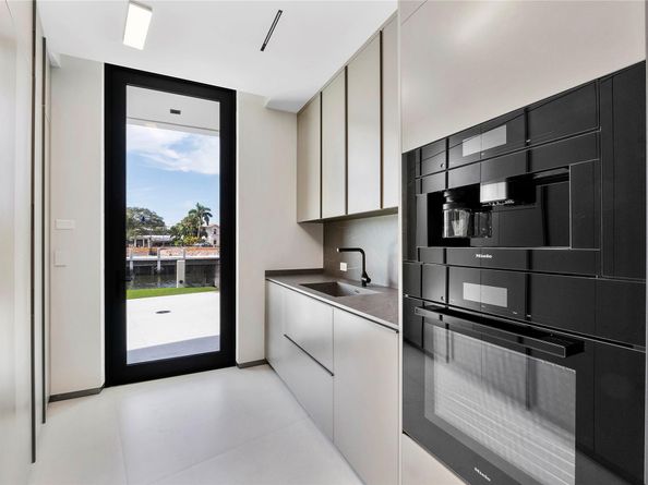 2880 NE 28th St, Fort Lauderdale FL 33306