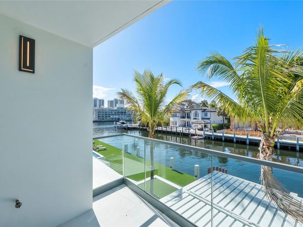 2880 NE 28th St, Fort Lauderdale FL 33306