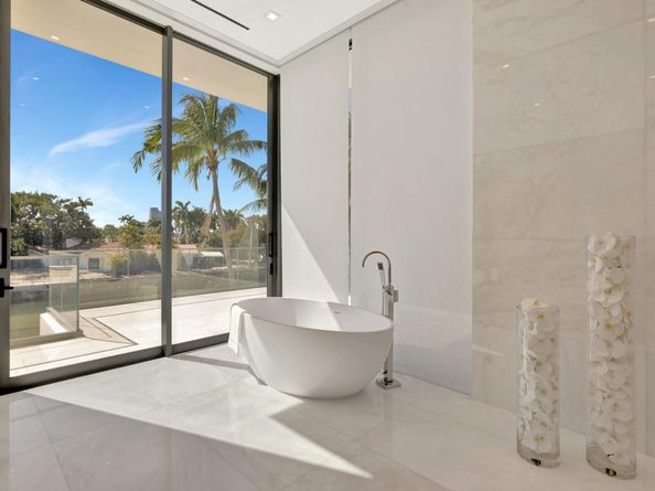 2560 Del Lago Dr, Fort Lauderdale FL 33316