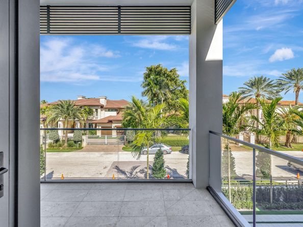 2560 Del Lago Dr, Fort Lauderdale FL 33316