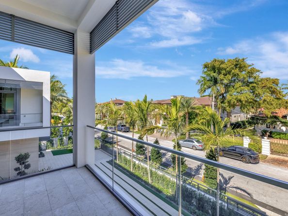 2560 Del Lago Dr, Fort Lauderdale FL 33316