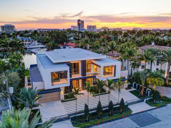 2560 Del Lago Dr, Fort Lauderdale FL 33316