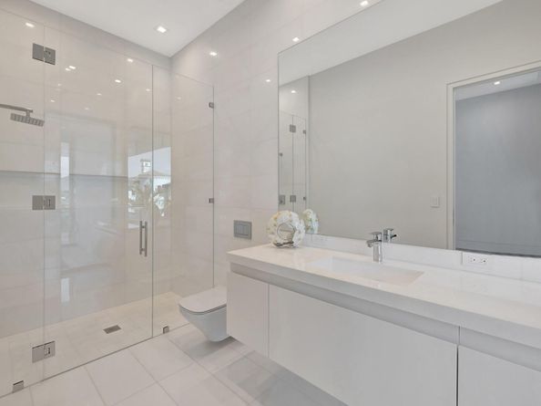 2560 Del Lago Dr, Fort Lauderdale FL 33316